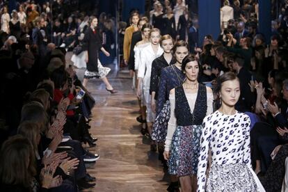 Fila de modelos al finalizar el desfile de alta costura de Dior, donde los estampados y los escotes con cortes geométricos han sido una de sus constantes.