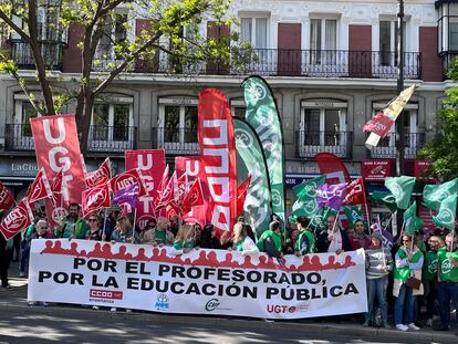 Una manifestación de los sindicatos CC OO, UGT, CSIF y ANPE frente a la Consejería de Educación este lunes.