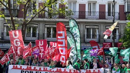 Una manifestación de los sindicatos CC OO, UGT, CSIF y ANPE frente a la Consejería de Educación este lunes.