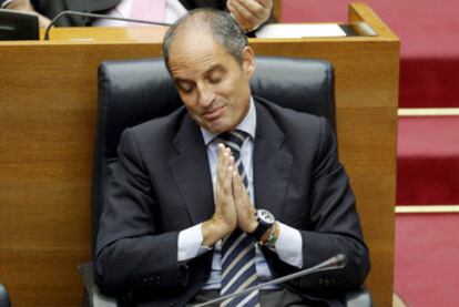 El presidente Francisco Camps hace un gesto en el pleno de las Cortes valencianas.