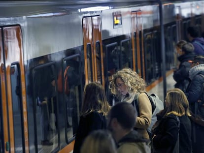 Viajeros en la estación de los FGC de Vallparadís Universitat, en Terrassa, en una imagen de archivo.