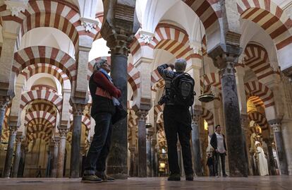Varios turistas, en la Mezquita de Córdoba.
