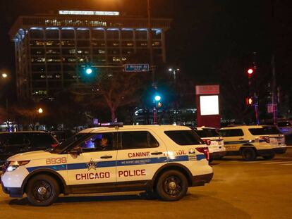 Coches de policía junto al hospital Mercy (Chicago).