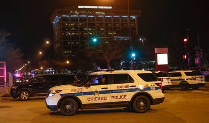 Coches de policía junto al hospital Mercy (Chicago).