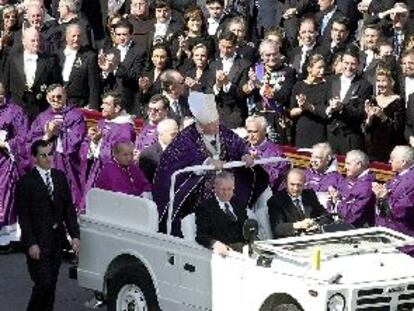 El Papa, ayer en el Vaticano, a su paso ante la delegación oficial española a la ceremonia de beatificación.