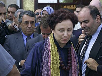 La ministra Ana Palacio, ayer en Rabat. Al fondo, con gafas, el ministro marroquí Mohamed Benaissa.