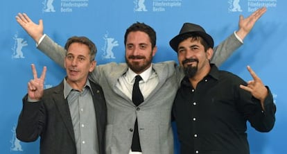Pablo Larraín (centro), posa junto a Roberto Farias y Alfredo Castro.