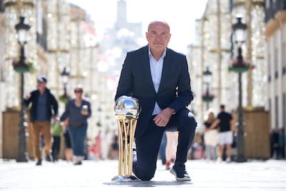 Antonio Jess Lpez Nieto, en la calle Larios de Mlaga, con el trofeo de la Copa.