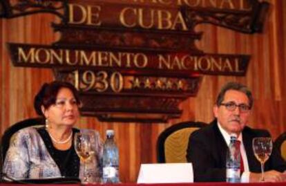 El presidente del Consejo Superior de Cámaras de España, Manuel Teruel Izquierdo (d), y la presidenta de la Cámara de Comercio de Cuba, Estrella Madrigal, pronuncia un discurso este 27 de septiembre, durante la inauguración de la XVIII sesión del Comité de Cooperación Empresarial Cuba-España, en La Habana.