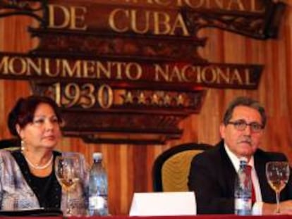 El presidente del Consejo Superior de Cámaras de España, Manuel Teruel Izquierdo (d), y la presidenta de la Cámara de Comercio de Cuba, Estrella Madrigal, pronuncia un discurso este 27 de septiembre, durante la inauguración de la XVIII sesión del Comité de Cooperación Empresarial Cuba-España, en La Habana.