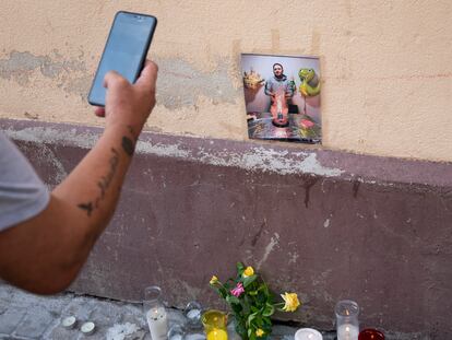 El lugar donde fue asesinado Rodríguez el pasado 18 de septiembre, con unas flores en recuerdo a la víctima. 

Foto: Gianluca Battista