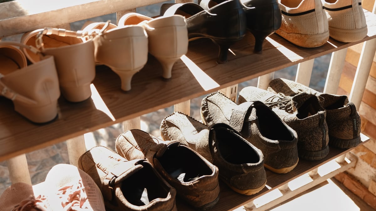 Este organizador con divisiones permite guardar hasta 16 pares de zapatillas ocupando menos espacio