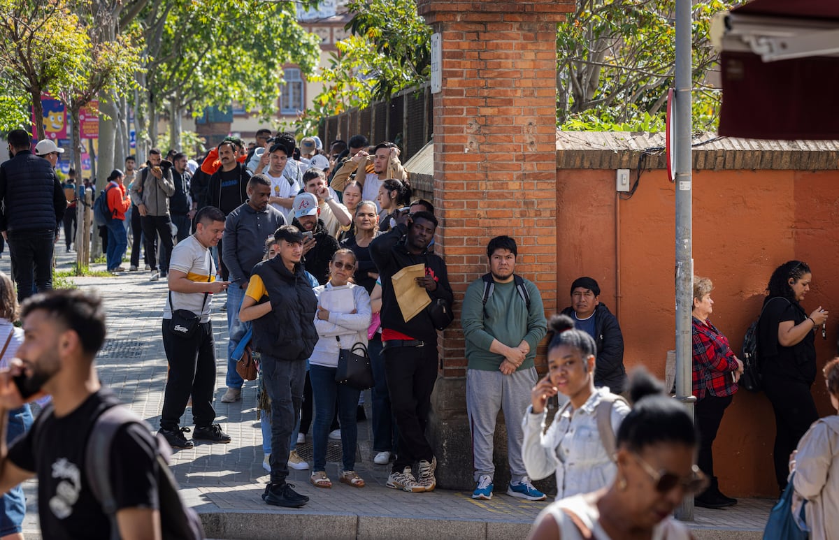 Miles de personas hace cola en L’Hospitalet para obtener el certificado de vulnerabilidad social: “Con la regularización busco algo de estabilidad”