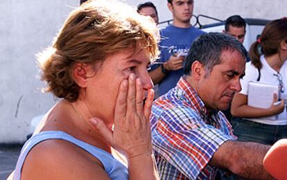 La madre de Sonia, con Rafael González, portavoz del Ayuntamiento de Coín, en una rueda de prensa.
