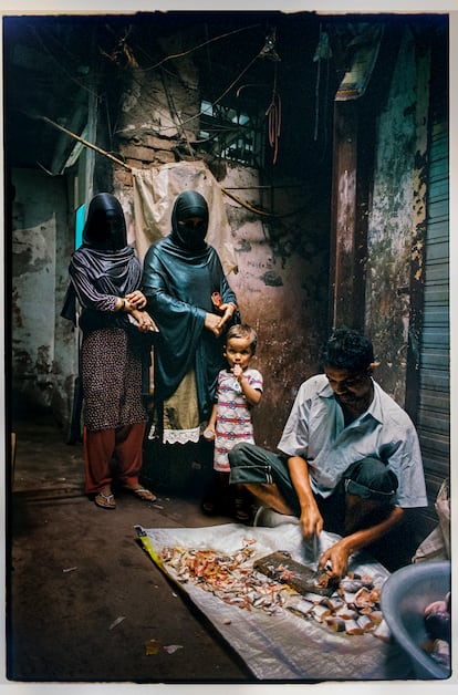 Un hombre vende pescado en una de las calles del barrio de Dharavi.
