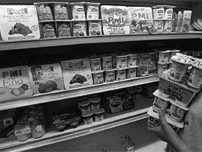 Imagen de archivo de la estantería de yogures y productos lácteos de un supermercado en Barcelona.
/ SILVIA T. COLMENERO