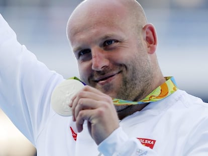 Piotr Malachowski, depois de receber a medalha de prata no Rio de Janeiro.