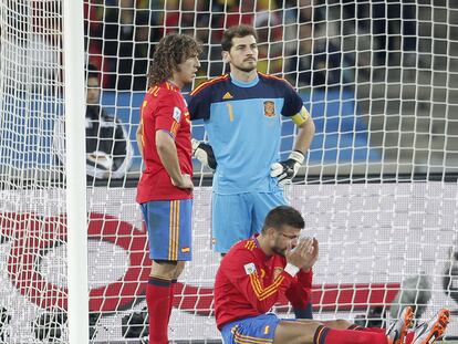 Piqué se duele de un golpe en el rostro ante la desesperación por el gol de Suiza de Puyol y Casillas.