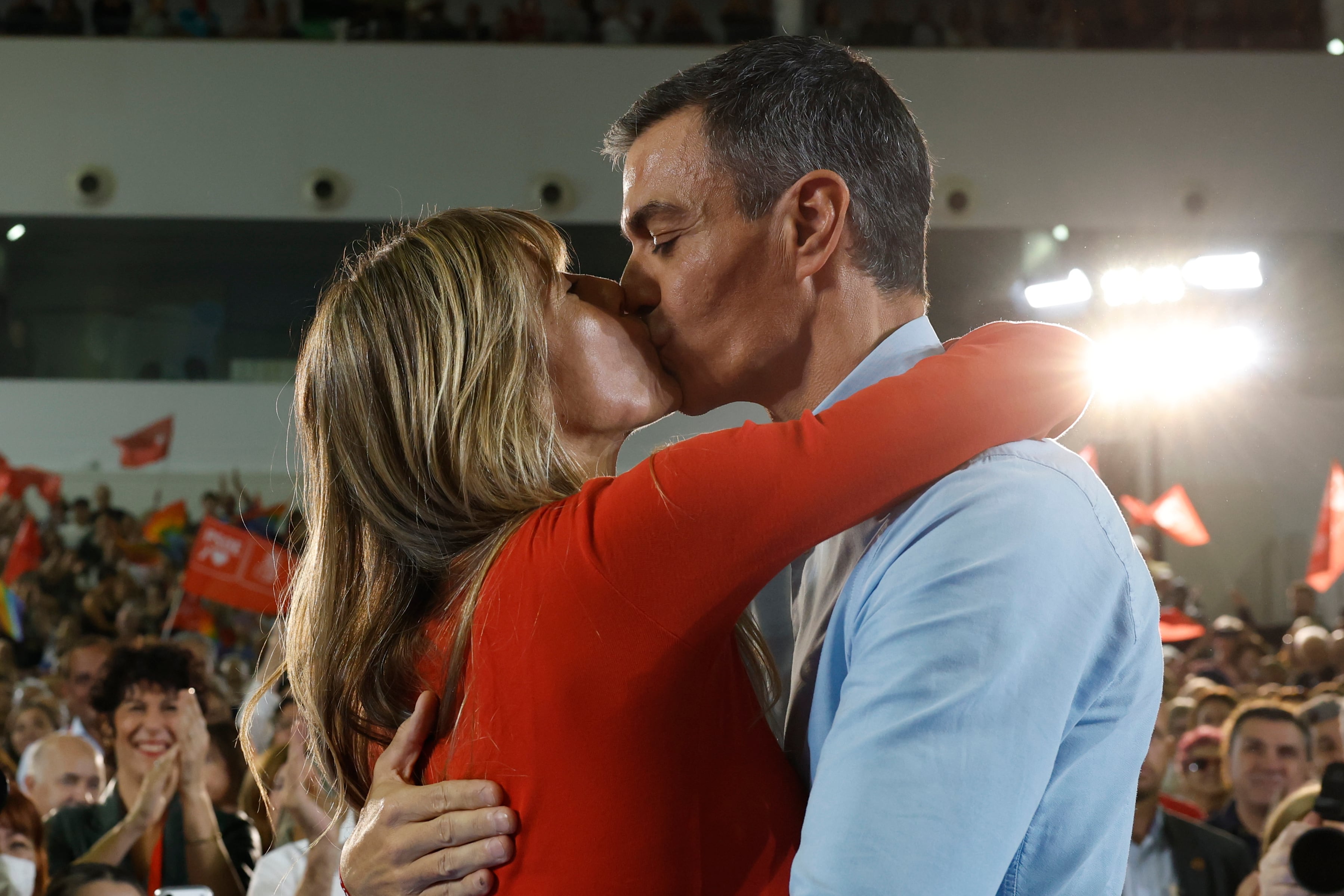 Sánchez mete a Begoña Gómez en campaña: “Nos han intentado quebrar y estamos más fuertes. Te quiero”