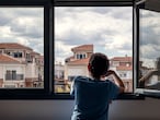 Un niño mira por la ventana