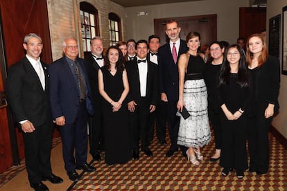 Este elegante vestido blanco y negro de Carolina Herrera fue su elección para acudir a la Cena Oficial de la Ciudad de San Antonio (Texas). La Reina quiso darle todo el protagonismo optando por melena recogida, un discreto clutch negro y sandalias metalizadas de Magrit, una de sus firmas de calzado favoritas.