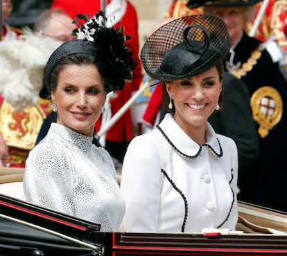 La reina Letizia, con Catalina, duquesa de Cambridge, en una carroza al castillo de Windsor, en la investidura del rey Felipe 
como caballero de la Orden de la Jarretera, la máxima distinción de la monarquía británica, en una ceremonia  en la que también fue investido el rey de Países Bajos, Guillermo, el 21 de junio de 2019.