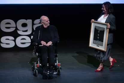 La directora del diario EL PAÍS, Pepa Bueno, entrega el galardón a Martín Caparrós por su trayectoria.