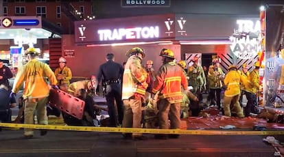 Los servicios de emergencia atienden a las puertas del club nocturno de Los Ángeles donde se produjo el atropello, el 19 de julio de 2025.