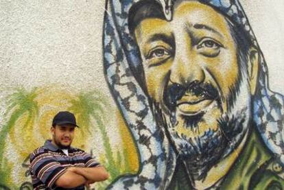 El rapero Khaled junto a una pintada de Arafat