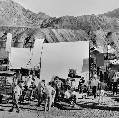 1968: Antonioni rueda 'Zabriskie Point' en el Valle de la Muerte de EE UU. 