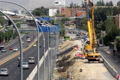 Trabajos en el lateral de la autovía de Barcelona para construir un puente entre Barajas y Canillejas.