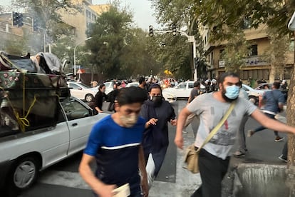 La organización de derechos humanos Hengaw acusó este lunes por la noche en Twitter a la policía de haber matado a cinco manifestantes al abrir fuego contra la multitud en sendas marchas de protesta en la ciudad natal de la joven, Saqez, y en otras dos localidades, Divandarreh y Dehgolan, todas en el Kurdistán iraní. En la imagen, participantes en la protesta en el centro de Teherán, este lunes. 