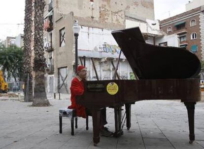 Carles Santos, el mes pasado durante un recital de la Asociación de Artistas Escénicos que ofreció en un descampado de Barcelona donde antes hubo un local de ensayos.