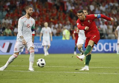 Cristiano Ronaldo dispara a puerta durante la jugada del segundo gol del astro portugues en la primera parte del Portugal - España.