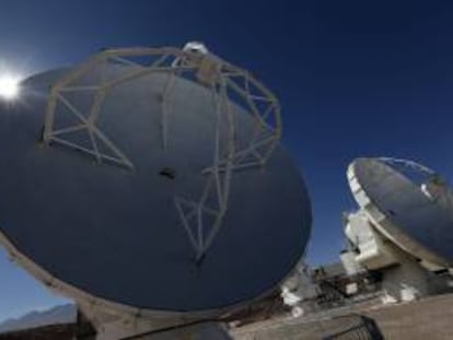 Fotografía tomada el pasado 13 de marzo en la que se registro el plano general de dos antenas radiotelescópicas del centro de apoyo de operaciones del Atacama Large Millimeter Array (ALMA), en la Cordillera de los Andes chilenos.