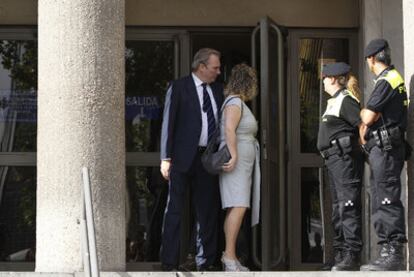 El profesor universitario Jesús Neira, acompañado por su esposa, en los juzgados de la plaza de Castilla, donde fue sometido a un juicio rápido por conducir ebrio.