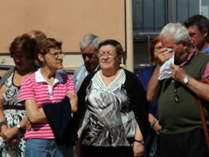 Asistentes a la concentración de repulsa por el asesinato de Leire G-B., ayer en Abanto, localidad donde residía