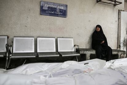 Mujer palestina, en el Hospital Abu Yousef al-Najar, rodeada de los cadáveres de palestinos asesinados tras el ataque israelí.