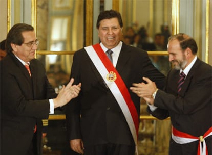 Alan García, flanqueado por el ex primer ministro Jorge del Castillo (izda) y Yehude Simon (dcha).