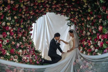 Una pareja, durante la sesión fotográfica de la preboda en un estudio, el 20 de septiembre de 2018, en Pekín (China).