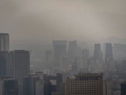 Contaminación atmosférica en Ciudad de México, en una imagen tomada desde la Torre Latinoamericana el 4 de mayo.