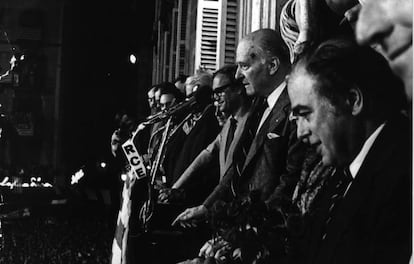 El presidente de la Generalitat, Josep Tarradellas, en el acto de bienvenida tras 38 años de exilio, junto a Jordi Pujol.