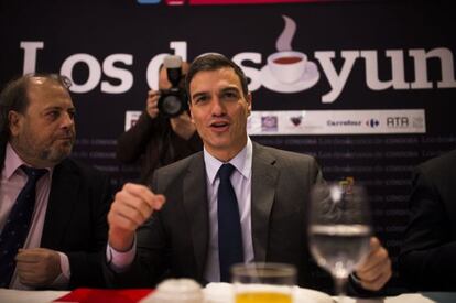 Pedro Sánchez en un desayuno organizado por el Diario Córdoba.