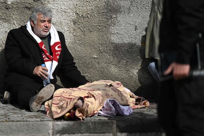 Un hombre junto al cadáver de un fallecido por el terremoto en la localidad de Kahramanmaras (Turquía). 