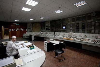 Un operario, en el centro de control de los reactores bloqueados 1 y 2 de Chernobil.
