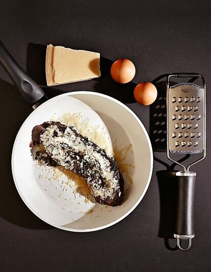 <p><b>Hay alimentos,</b> como el parmesano de esta tortilla, que a priori parecen complicados como ingrediente de un postre, pero a la hora de la verdad funcionan muy bien. Si se sustituye parte de la harina que contiene un bizcocho de chocolate por el mismo peso en calabacín o berenjena rallada, el resultado es un muy pastel jugoso.</p> <p>Ingredientes: <em>Tres huevos, 70 gramos de azúcar, 75 gramos de chocolate de cobertura con 70% de cacao rallado, 6 gramos de cacao en polvo, un chorrito de aceite extra virgen suave, 30 gramos de queso parmesano rallado en escama, sal Maldon.</em></p> <p>Preparación: <em>1. Batir los huevos. 2. Añadir el resto de los ingredientes y mezclar. 3. Calentar en una sartén el aceite. 4. Añadir la mezcla, remover y hacer una tortilla francesa. 5. Presentar en un plato con el parmesano por encima y un pizca de sal Maldon. Se puede hacer una tortilla grande, para compartir, o cuatro pequeñas individuales.</em></p>