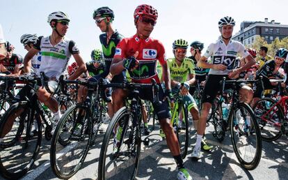 El ciclista Nairo Quintana saluda antes del comienzo de la 17ª etapa de la Vuelta, entre Castellón y Llucena.
