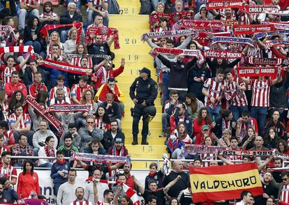Aficionados del Atl&eacute;tico de Madrid animan a su equipo durante el partido contra el Levante. 