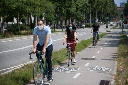 Varios ciclistas usan el carril bici del Paseo Sant Joan (Barcelona).