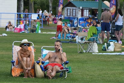 Ambiente en el césped de la piscina de Valencia de Don Juan.